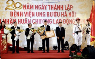 Bệnh viện Ung bướu Hà Nội đón nhận Huân chương Lao động hạng Nhì